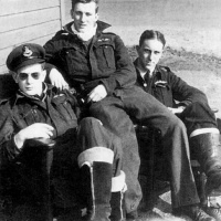 P/O Otto Smik (1. zľava) počas čakania na ďalší bojový let 122. stíhacej perute Bombay (Veľká Británia, Hornchurch, V./1943)