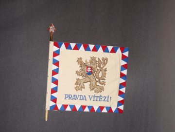 1. Replika bojovej zástavy 1. čs. samostatnej tankovej brigády 