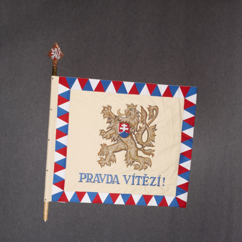 1. Replika bojovej zástavy 1. čs. samostatnej tankovej brigády 