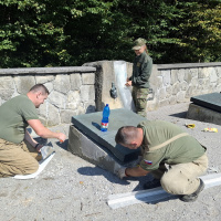 Oprava betónového podstavca vojakmi z Trebišova