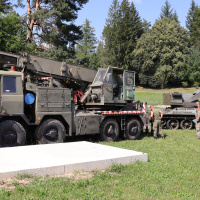 Vojaci presúvajú žeriavový tank JT-34 na nový podstavec