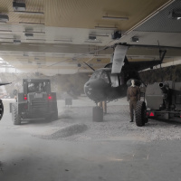 Vypratávanie múzejnej haly H1 príslušníkmi 91. ženijného pluku zo Serede