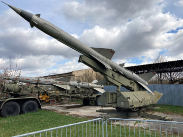 Odpaľovacia rampa SM-90 z protilietadlového raketového kompletu  S-75M Volchov