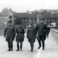 6. Slávnostné otvorenie dunajského mosta pred budovou „Vodných kasární"