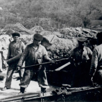 12. Bratislavsko-brnianska operácia. Delostrelecká obsluha (poločata) nositeľa vyznamenaní desiatnika Lifinceva v palebnom postavení. Marec 1945.