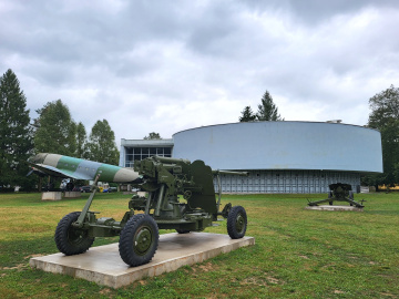 Lisunov LI-2 a budova Centrálnej expozície VHÚ - Mo ...