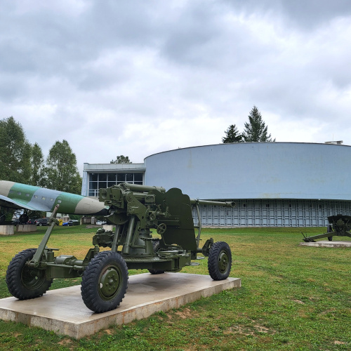 Park bojovej techniky a budova Centrálnej expozície VHÚ-VHM vo Svidníku