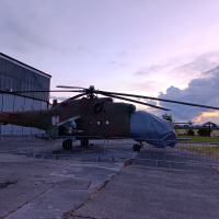 Nočná atmosféra v priestoroch areálu vojenskej techniky