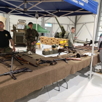 Prezentácia ručných palných a chladných zbraní