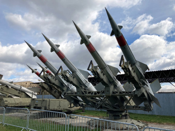 Odpaľovacie rampy 5P71 a 5P73 protilietadlového raketového kompletu S-125 NEVA