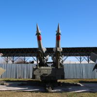 2. Odpaľovacia rampa 5P71 protilietadlového raketového kompletu S-125 NEVA s raketami