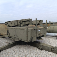 3. Odpaľovacia rampa 5P71 protilietadlového raketového kompletu S-125 NEVA