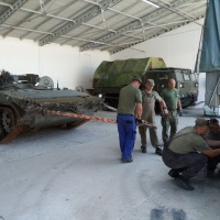  Asistencia príslušníkov VÚ 8009 pri presune techniky v hale H-2 v Piešťanoch