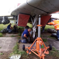 Príslušníci 81. krídla Sliač pri prezúvaní pneumatík na leteckej technike v Piešťanoch