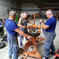 Príslušníci 81. krídla Sliač pri prezúvaní pneumatík na leteckej technike