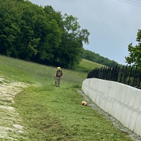 Údržba zelene príslušníkmi OS SR v areáli NKP Tokajík