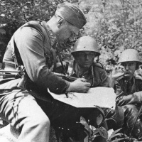 17. Vojaci II. taktickej skupiny nad mapou bojiska pri Telgárte.