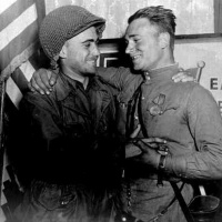 25. 4. 1945 sa americké a sovietske vojská stretli v Nemecku na rieke Labe pri meste Torgau.