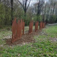 Pamätné miesto s pomníkom Tokajíckej tragédie - siluety obetí - november 2023