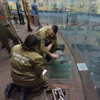 4. Príslušníci OS SR pri ošetrovaní zbierkových predmetov v Centrálnej expozícii vo Svidníku