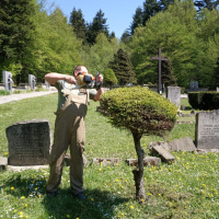 5. Príslušníci OS SR pri úprave okrasných drevín na Pamätníku 1. čs. armádneho zboru na Dukle