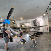 16. Torzá munície umiestnené na drevených podstavcoch v expozícii Vyhliadkovej veže na Dukle