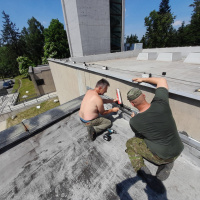 21. Oprava atiky na jednej zo striech Vyhliadkovej veže na Dukle