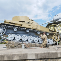 23. Ošetrovanie exponátov vystavených na pomníku TARAN