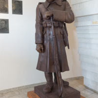 Centrálna expozícia VHM MO Svidník-vstúpna hala, Vojak s prilbou (august 2017)