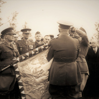 Zľava plk. Jan Kratochvíl, gen. Rudolf Viest  a ďalší. Arras, 9. máj 1940. Venovanie bojovej zástavy 1. pešiemu pluku 1. čs. divízie vo Francúzsku