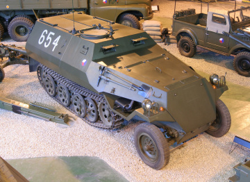 Polopásový obrnený transportér OT-810 „HAKO“