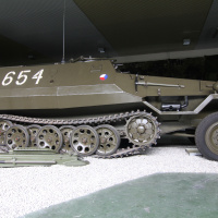 Polopásový obrnený transportér OT-810 „HAKO“