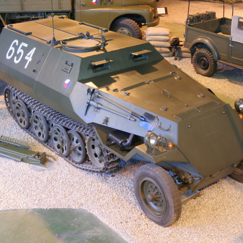 Polopásový obrnený transportér OT-810 „HAKO“