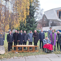 7. Z odhalenia lavičky cti generála Milana Rastislava Štefánika.