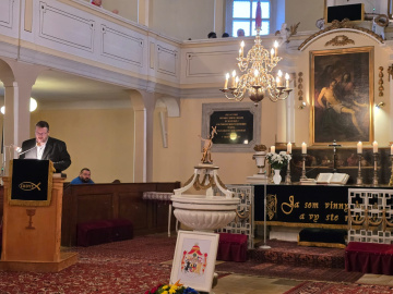 Prednáška vojenského historika na spomienkovom stretnutí v Pezinku