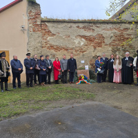 Prednáška vojenského historika na spomienkovom stretnutí v Pezinku