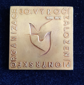 Pamätná plaketa k 30. výročiu vzniku Pionierskej organizácie