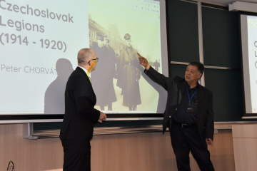 Diskusia k téme československých légií. Profesor Inaba sa živo zaujímal o osobnosť generála R. Gajdu.      