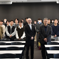 Spoločná fotografia na záver druhej prednášky. Peter Chorvát a Chiharu Inaba uprostred, vľavo v hnedom saku významný slovakista Susumu Nagayo, vzadu  odborník na ruské dejiny Tadashi Kano. 