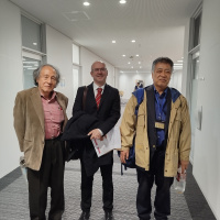 Ďalšia spoločná fotografia na Univerzite Meijo. Vľavo Susumu Nagayo, vpravo Chiharu Inaba, Peter Chorvát uprostred. 