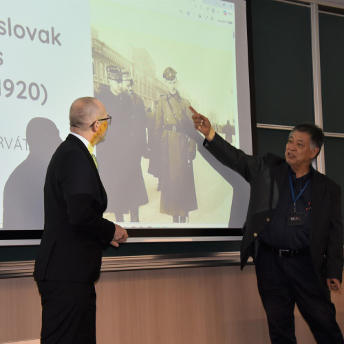 Diskusia k téme československých légií. Profesor Inaba sa živo zaujímal o osobnosť generála R. Gajdu.      