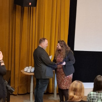 6. Predsedníčka ZMS odovzdáva pamätný list PhDr. A. Botošovi z Gemersko-malohontského múzea