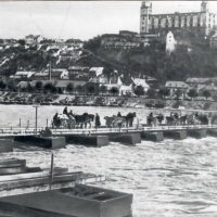 4. Bratislava v prvých dňoch po oslobodení. Pontónový most cez Dunaj, na ktorom v dňoch 5.-8. apríla 1945 prechádzali sovietske vojská z Petržalky na ľavý breh Dunaja.
