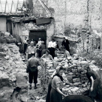 8. Oslobodzovanie Bratislavy. Dobrovoľné pracovné brigády čistia Bratislavu.