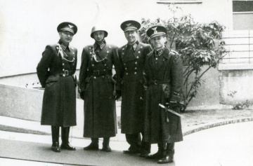 Bratislava 1940, na fotografii stotník Neštiak, prvý zľava, Múzeum SNP