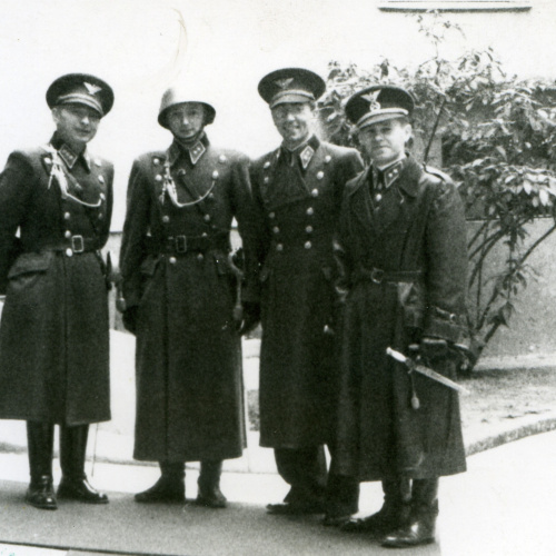 Bratislava 1940, na fotografii stotník Neštiak, prvý zľava, Múzeum SNP