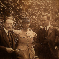 7. Brigádny generál Štefánik (uprostred) s českým maliarom L. Strimplom (vľavo) a tajomníkom ČSNR Dr. I. Markovičom v lete 1918 v Paríži.