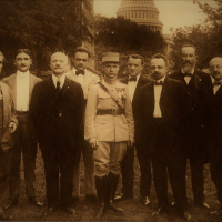 8. Major Štefánik (uprostred) so skupinou predstaviteľov slovenských a českých krajanských organizácií vo Washingtone 1. júl 1917. Zľava Dr. A. Hrdlička; redaktor I. Bielek; predseda Slovenskej ligy A. Mamatey; Dr. K. Pergler; Dr.