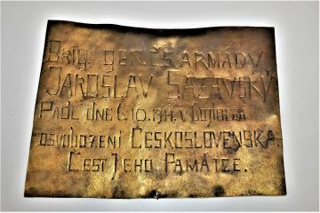 Náhrobná tabuľa brigádneho generála Jaroslava Vedrala – Sázavského