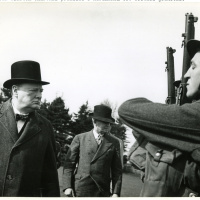 6. Britský premiér Winston Churchill počas návštevy 1. čs. zmiešanej brigády vo Veľkej Británii. Moreton alebo Leamington Spa, 19.4.1941